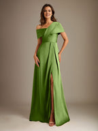 Robe de mère de la mariée en satin, coupe trapèze, décolleté asymétrique et plis. 