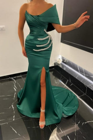 Vestido de graduación verde esmeralda de un solo hombro con abertura frontal y cuentas