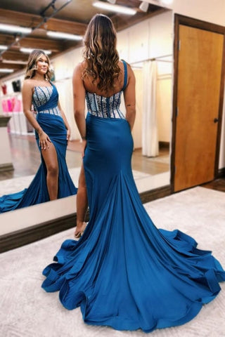Vestido de fiesta azul océano con un solo hombro y cuentas plateadas