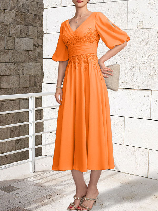 Vestido de novia de gasa de encaje, corte en A, escote en V y largo hasta la rodilla, con pliegues.