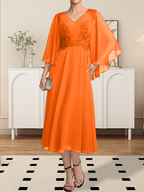 Vestido de corte A, escote en V, largo hasta la rodilla, de gasa, encaje, con lentejuelas y pedrería para la madre de la novia.