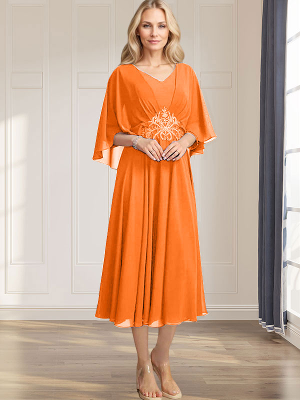 Robe de mariée trapèze en mousseline de soie, longueur thé, col en V, ornée de sequins plissés, d'appliques de dentelle et de perles. 