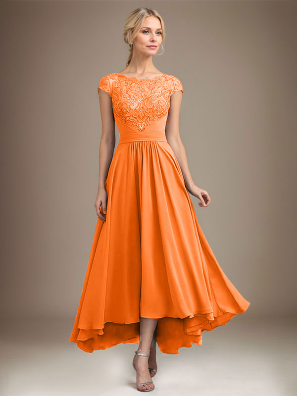 Vestido de novia de corte asimétrico, corte en A, escote ilusión, encaje y gasa con pliegues. 