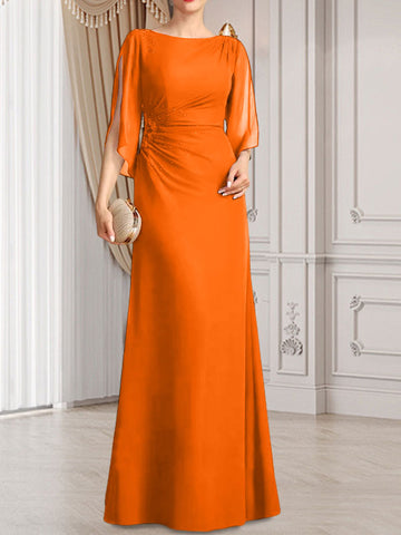 Robe fourreau/colonne longue en mousseline pour la mère de la mariée, ornée de perles plissées.