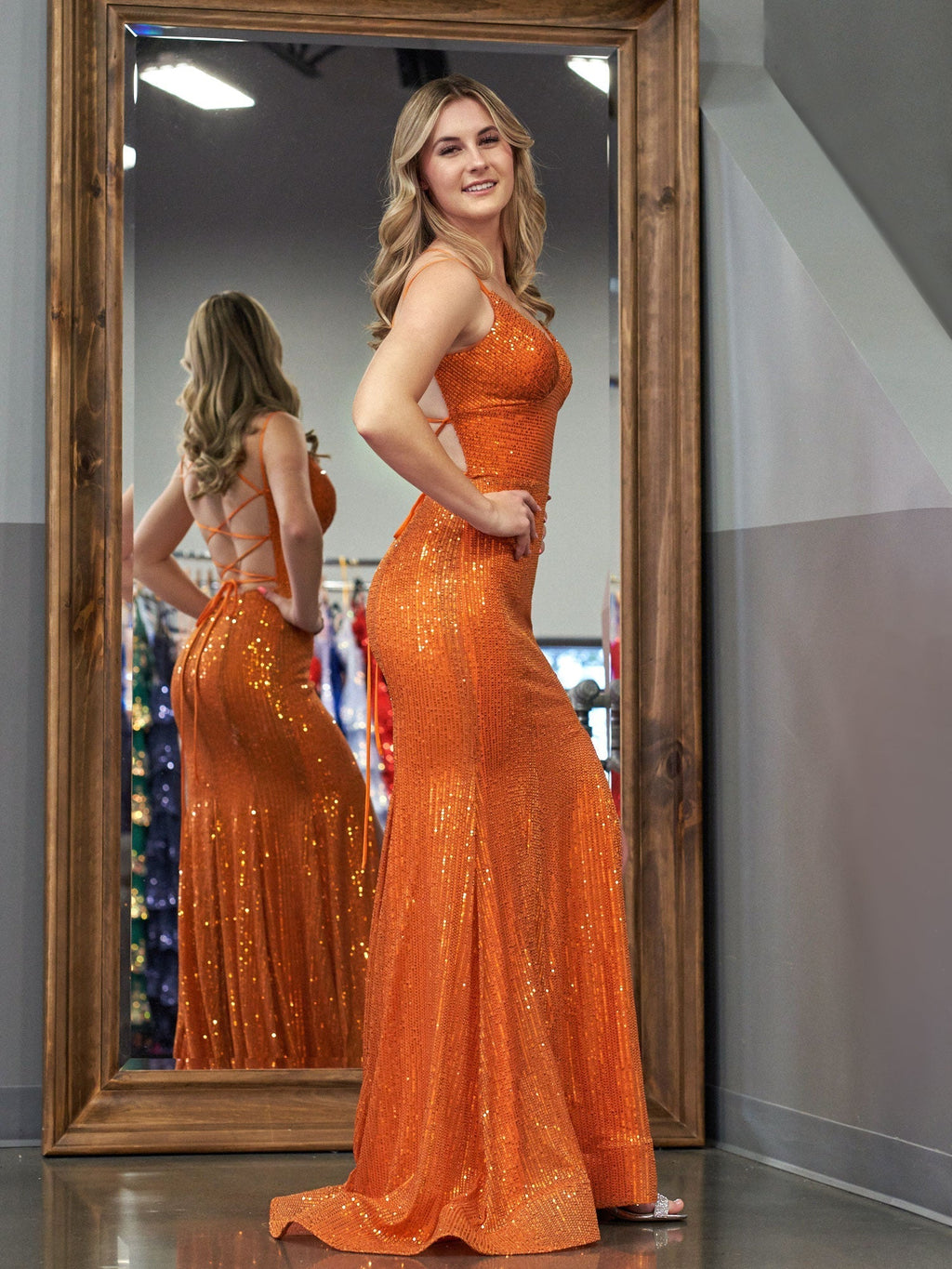 Emaree | Robe de bal longue sirène à sequins et fente, col V scintillant.
