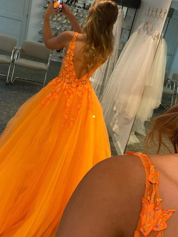 Robe de bal longue en tulle orange à col en V ornée d'appliqués de dentelle
