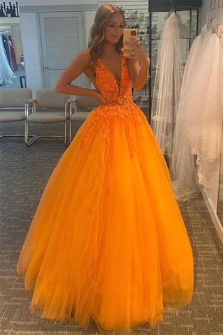 Robe de bal longue en tulle orange à col en V ornée d'appliqués de dentelle