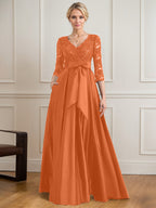 Vestido de novia de satén con encaje, corte en A, escote en V y largo hasta el suelo, con lazo de lentejuelas. 
