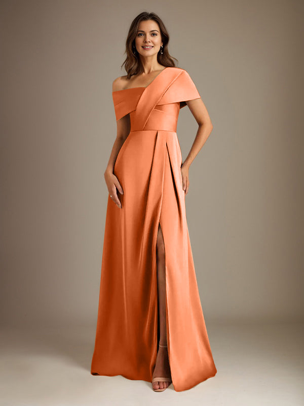 Robe de mère de la mariée en satin, coupe trapèze, décolleté asymétrique et plis. 