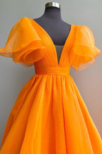 Vestido largo de fiesta naranja con escote en V pronunciado, mangas con volantes y corte en A