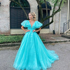 Vestido largo de fiesta naranja con escote en V pronunciado, mangas con volantes y corte en A
