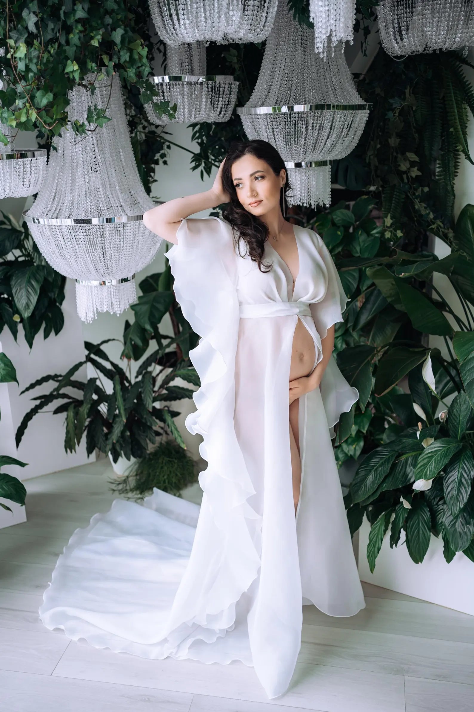 Bata de maternidad blanca de organza para sesión de fotos 