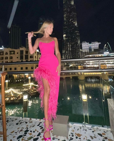 Elegante vestido de noche rosa fucsia sin tirantes con plumas Y6728