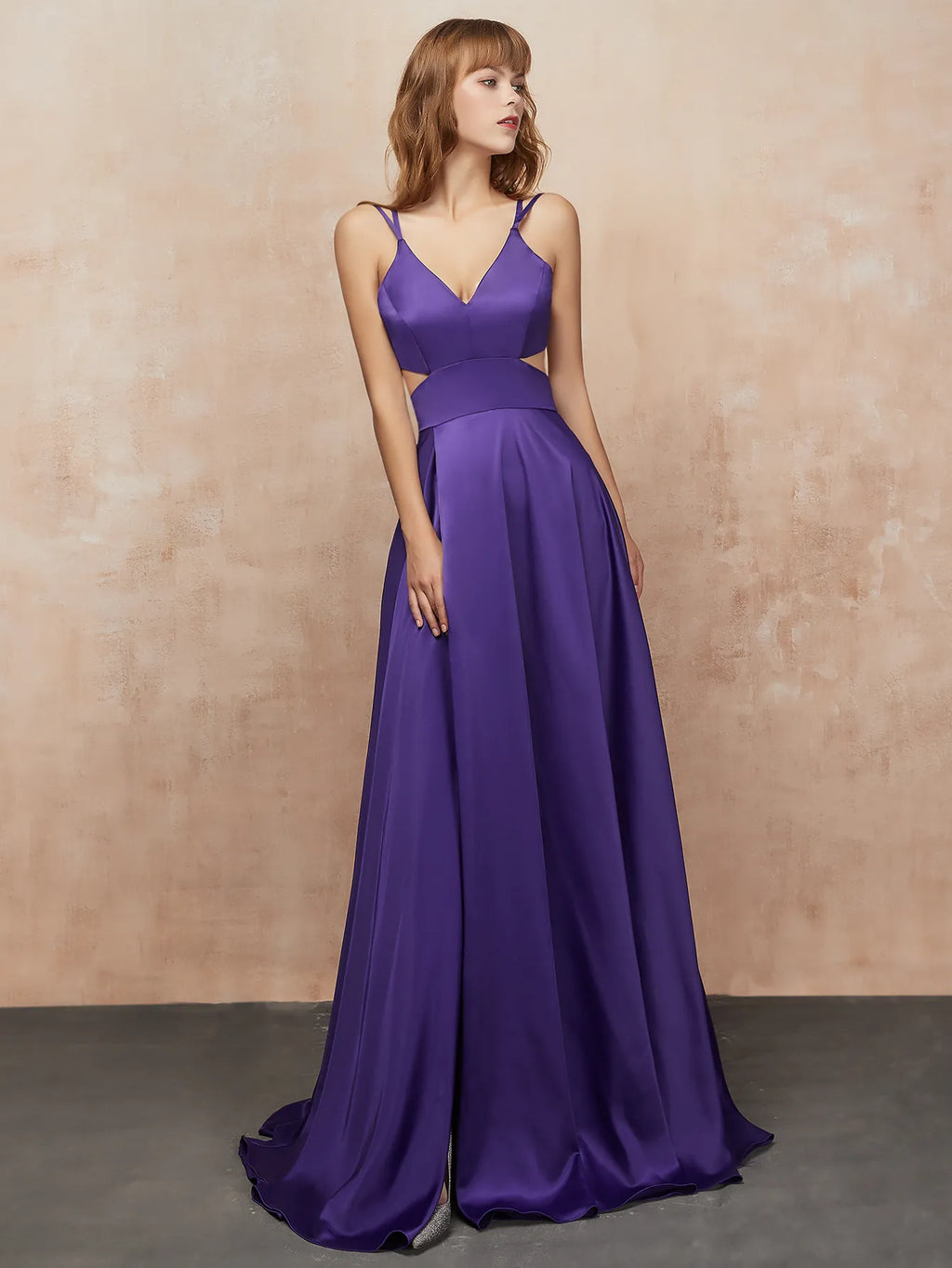 Robe de bal longue en satin à bretelles spaghetti, taille cintrée et décolleté en V, avec fente.