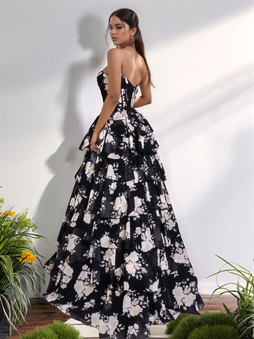 Vestido largo de fiesta con estampado en el corpiño, sin tirantes, corte en A, falda escalonada y abertura