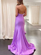 Robe de bal longue violette moulante à col halter et col croisé
