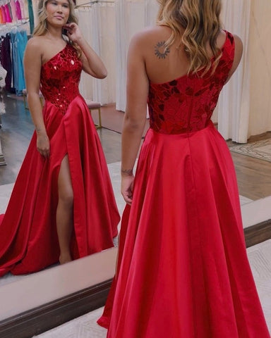 Robe de bal longue asymétrique à sequins avec fente, coupe trapèze et épaule dénudée.