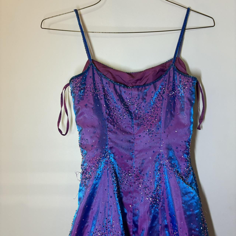Precioso vestido de noche morado con cuentas, corte en A, tirantes finos, ideal para fiestas y graduaciones (Y7955)