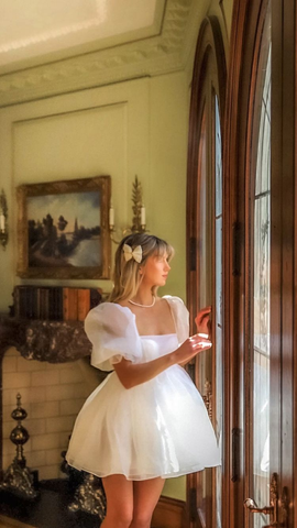 Robe de bal courte blanche en tulle à col carré et manches bouffantes Y2375