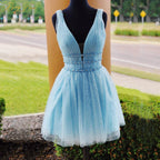 Vestido de fiesta de tul corte A con escote en V y pedrería