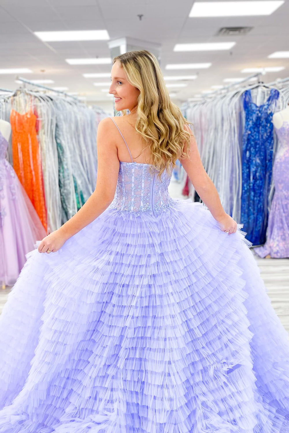 Vestido de fiesta largo de tul con corsé escalonado, tirantes finos y corte en A