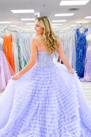 Robe de bal longue en tulle à fines bretelles et corset à volants, coupe trapèze, style corset long.