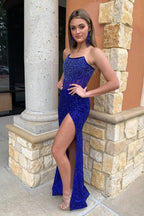 Robe de bal longue moulante à sequins sans bretelles et fente, ornée d'un corset et de paillettes.