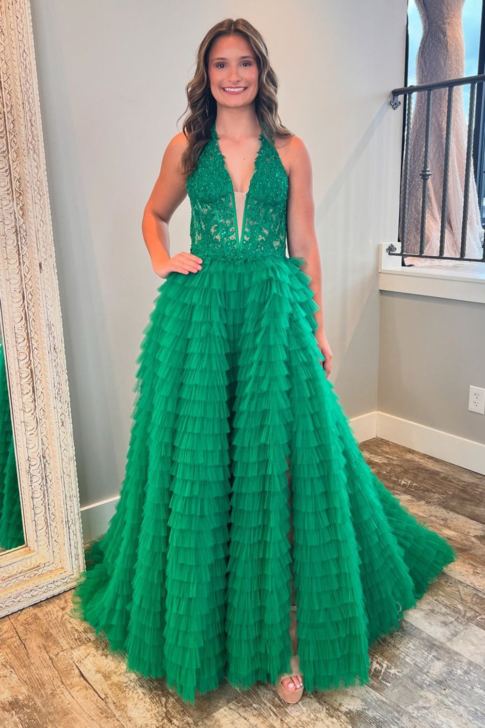 Robe de bal longue en tulle à col halter et corset à volants avec appliques