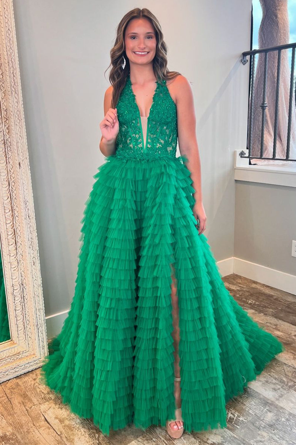 Robe de bal longue en tulle à col halter et corset à volants avec appliques