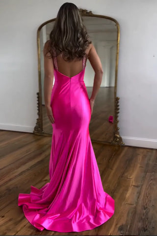 Vestido de fiesta largo de sirena plateado con corsé de satén y cuello halter, con pedrería y detalles de cuentas.
