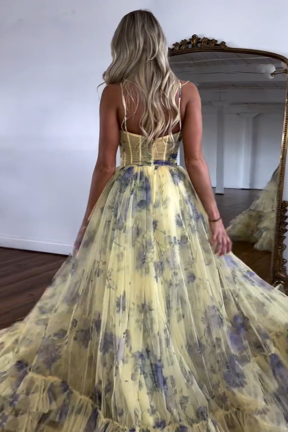 Robe de bal longue en tulle à volants, coupe trapèze, col licou et imprimé floral