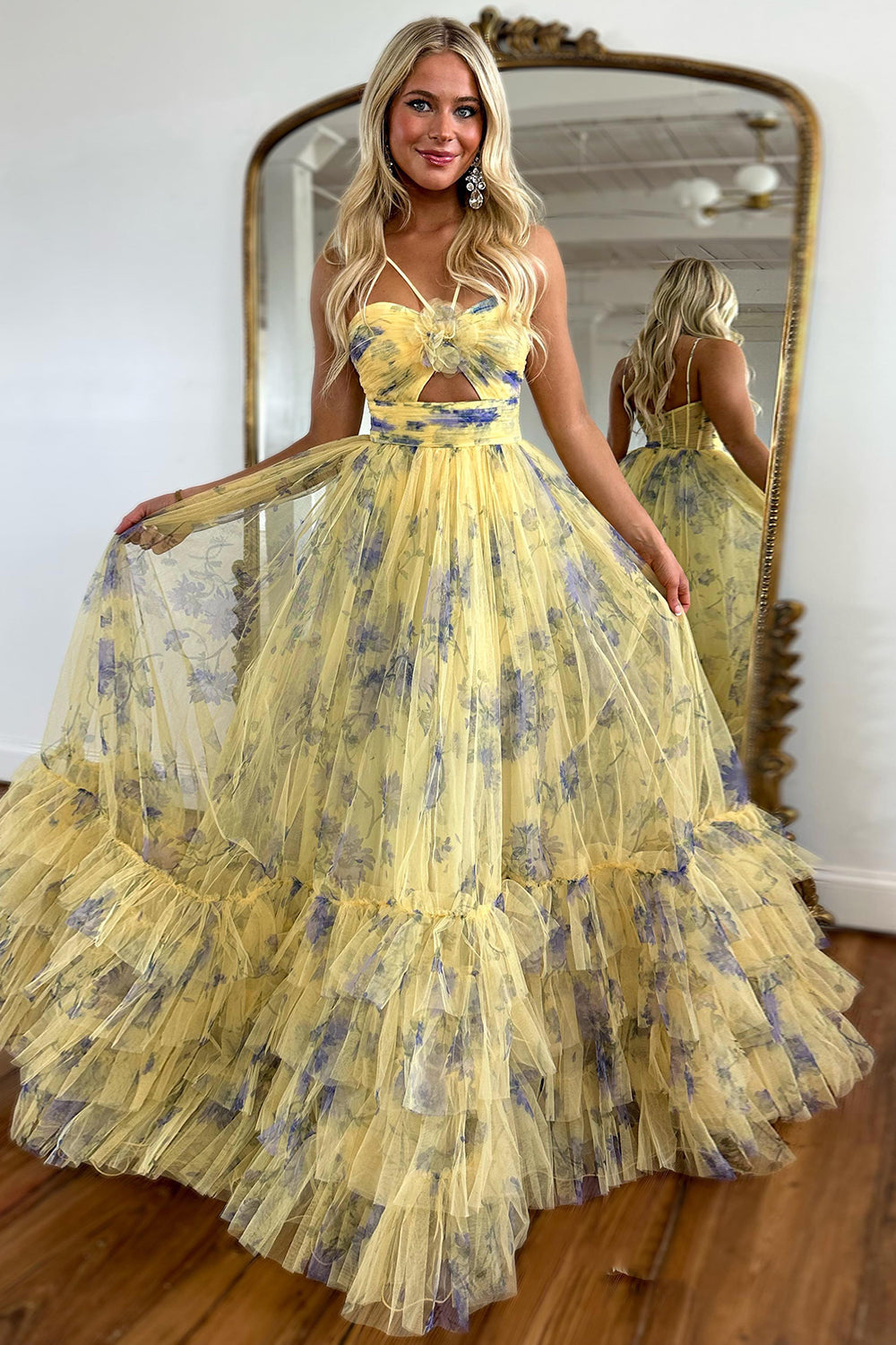 Robe de bal longue en tulle à volants, coupe trapèze, col licou et imprimé floral