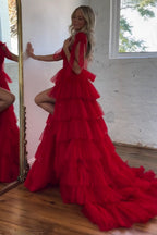 Robe de bal longue en tulle à volants, coupe trapèze, bretelles ajustables et fente.