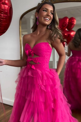 Vestido largo de fiesta fucsia con escote corazón, corte en A, tul escalonado y abertura