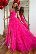Robe de bal longue fuchsia à décolleté cœur, coupe trapèze, en tulle à volants et fente