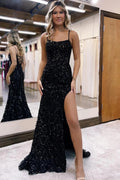 Robe de bal longue sirène noire à fines bretelles et sequins, fendue, avec fente.