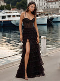 Robe de bal à bretelles spaghetti, fente et corsage transparent scintillant orné de perles cousues à la main, avec volants et broderies.