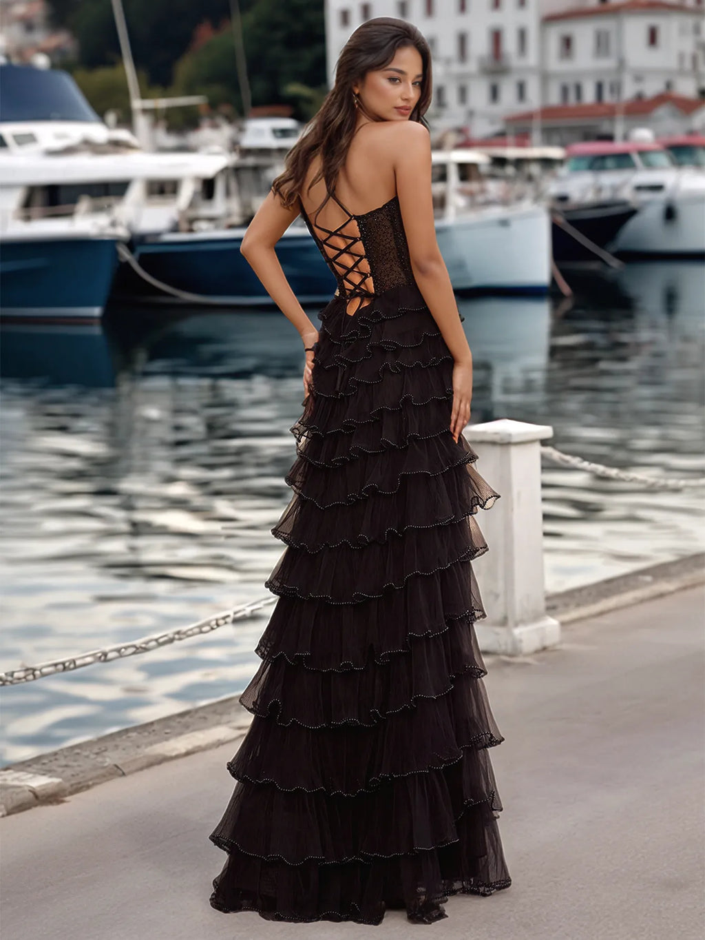 Robe de bal à bretelles spaghetti, fente et corsage transparent scintillant orné de perles cousues à la main, avec volants et broderies.