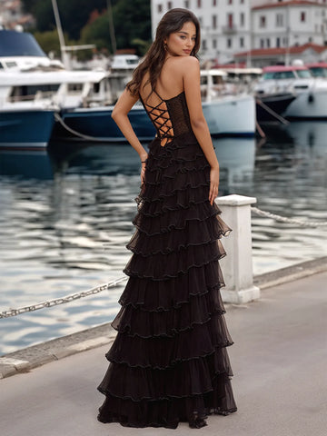 Vestido de fiesta con corpiño transparente brillante, bordado a mano, tirantes finos, volantes y abertura.