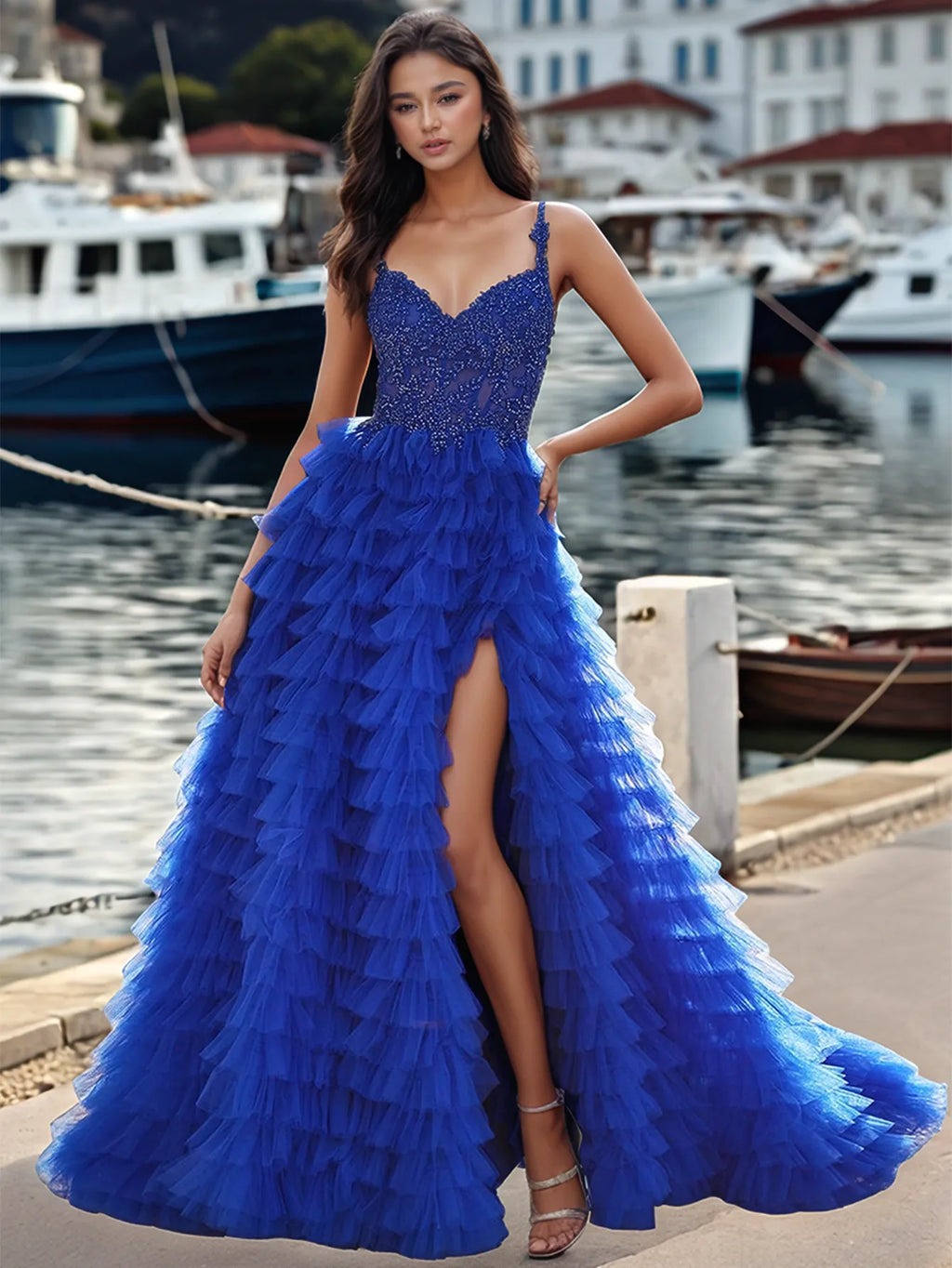 Robe de bal à bretelles spaghetti et corsage scintillant, fendue et superposée