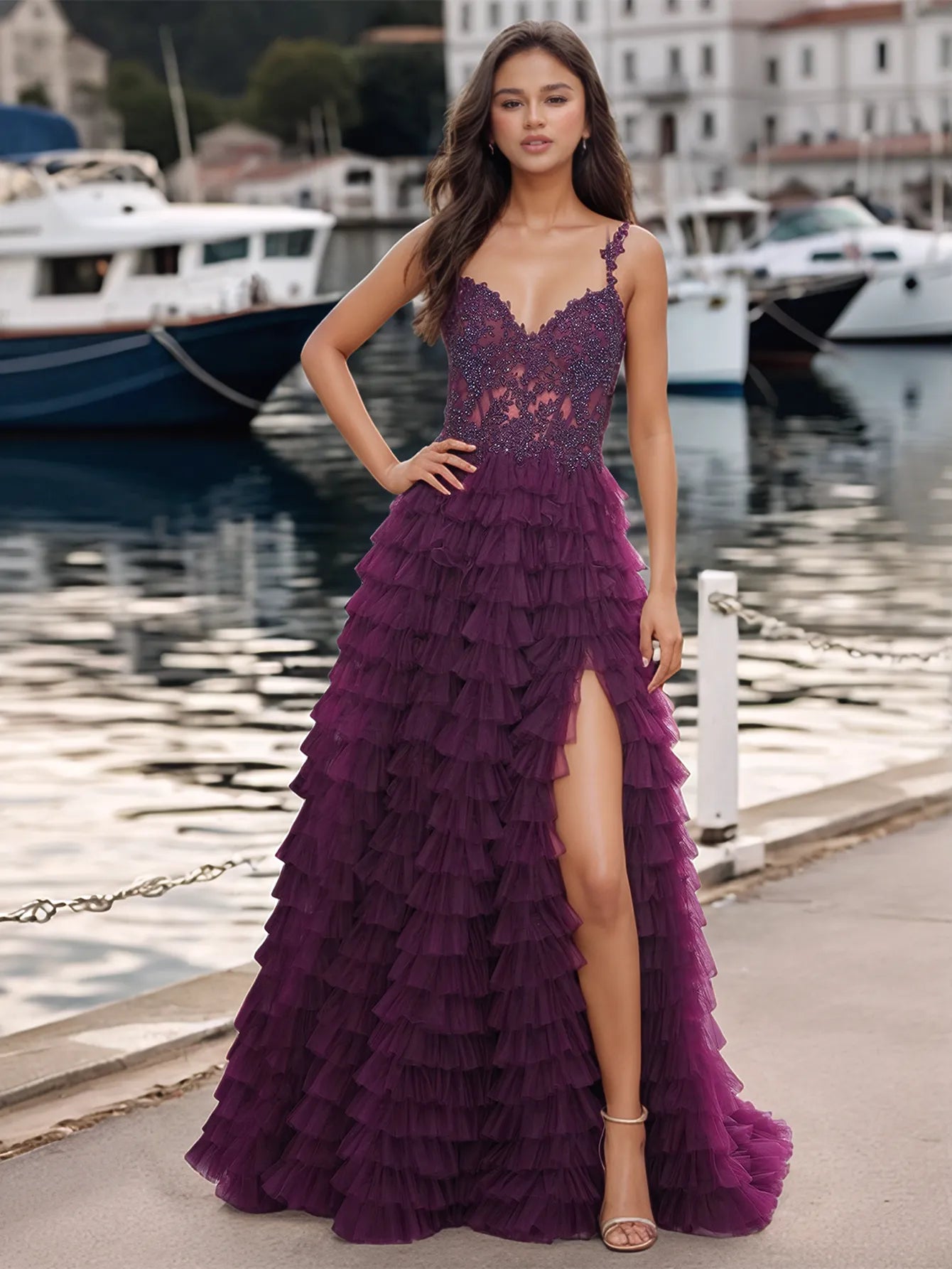 Robe de bal à bretelles spaghetti et corsage scintillant, fendue et superposée
