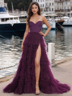 Robe de bal en tulle à fines bretelles et volants, fendue, avec fente.