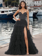 Robe de bal en tulle à fines bretelles et volants, fendue, avec fente.