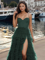 Robe de bal en tulle à fines bretelles et volants, fendue, avec fente.