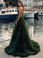 Robe de bal en tulle à fines bretelles et volants, fendue, avec fente.