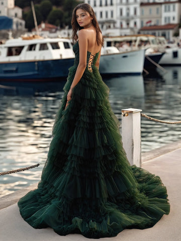 Robe de bal en tulle à fines bretelles et volants, fendue, avec fente.