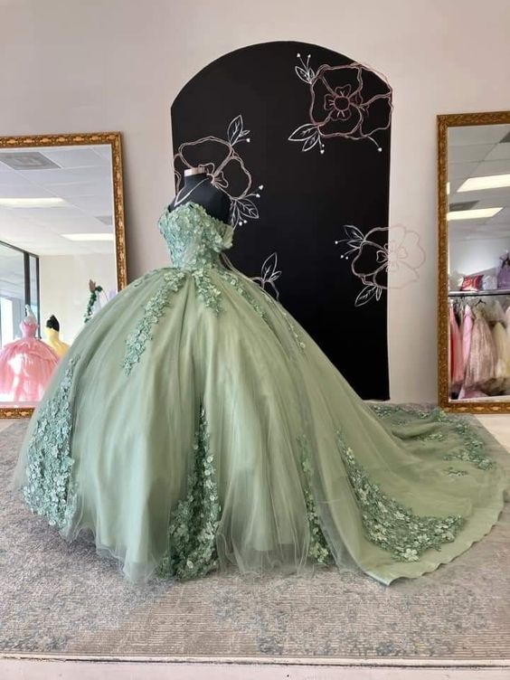 Vestido de baile verde salvia con apliques de encaje y hombros descubiertos, ideal para fiestas de quinceañera (modelo Y2028)