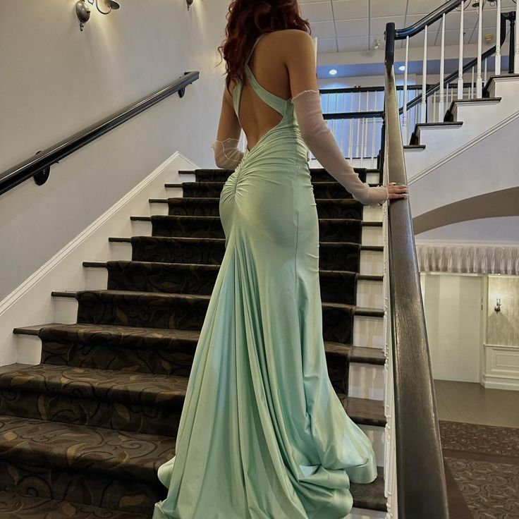 Elegante vestido largo de fiesta sin espalda color verde claro, estilo sirena, modelo Y8043