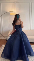 Precioso vestido de fiesta azul marino sin tirantes con apliques, corte en A, modelo Y8274
