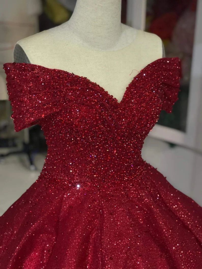 Robe de bal rouge luxueuse à épaules dénudées, ornée de paillettes et de perles, pour une soirée Sweet 16 (Y1275)